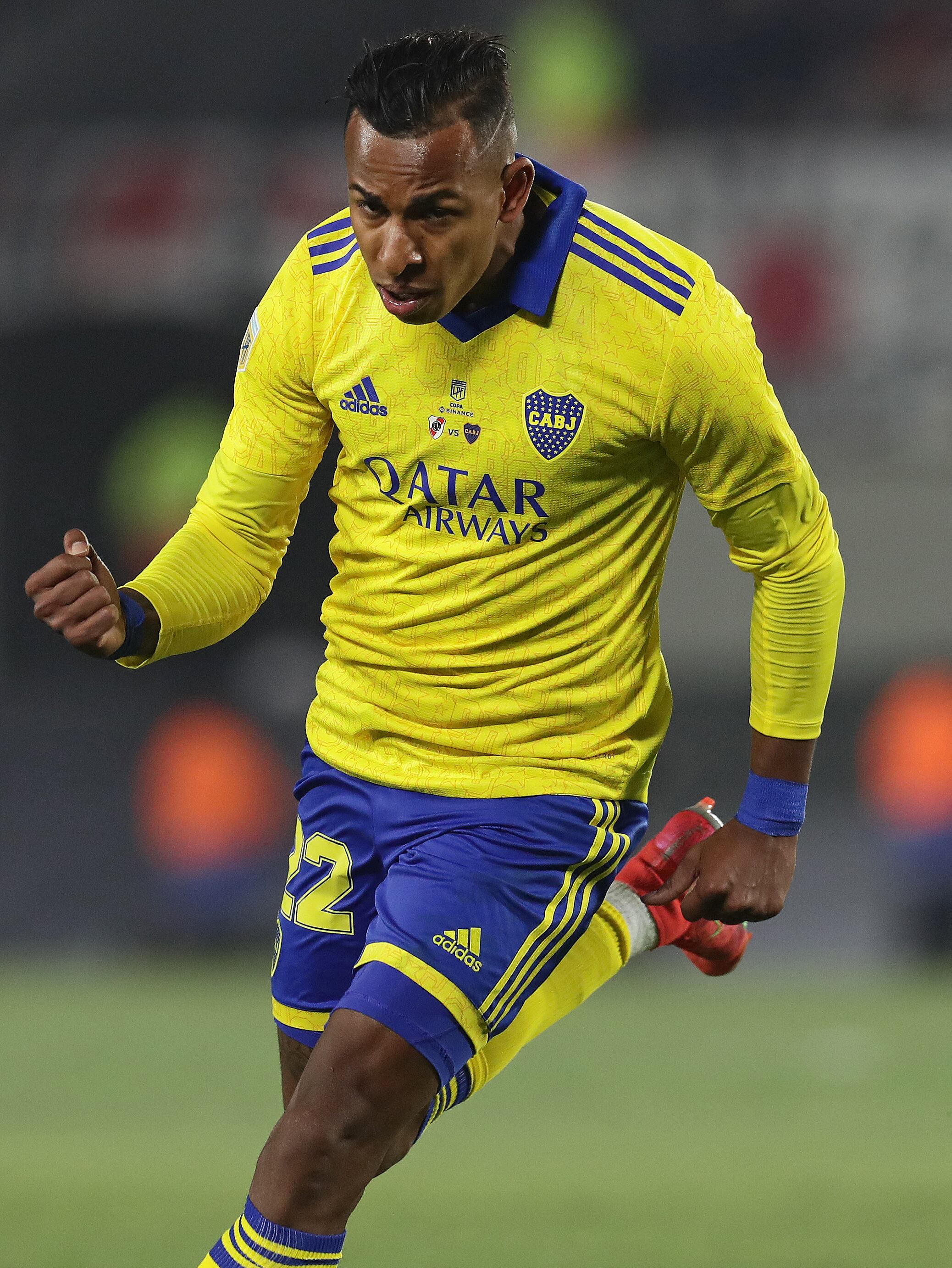 El colombiano Sebastián Villa de Boca Juniors celebra después de marcar un gol contra River Plate durante su partido de la Liga Argentina de Fútbol Profesional en el estadio Monumental de Buenos Aires, el 20 de marzo de 2022. (Foto de ALEJANDRO PAGNI / AFP)