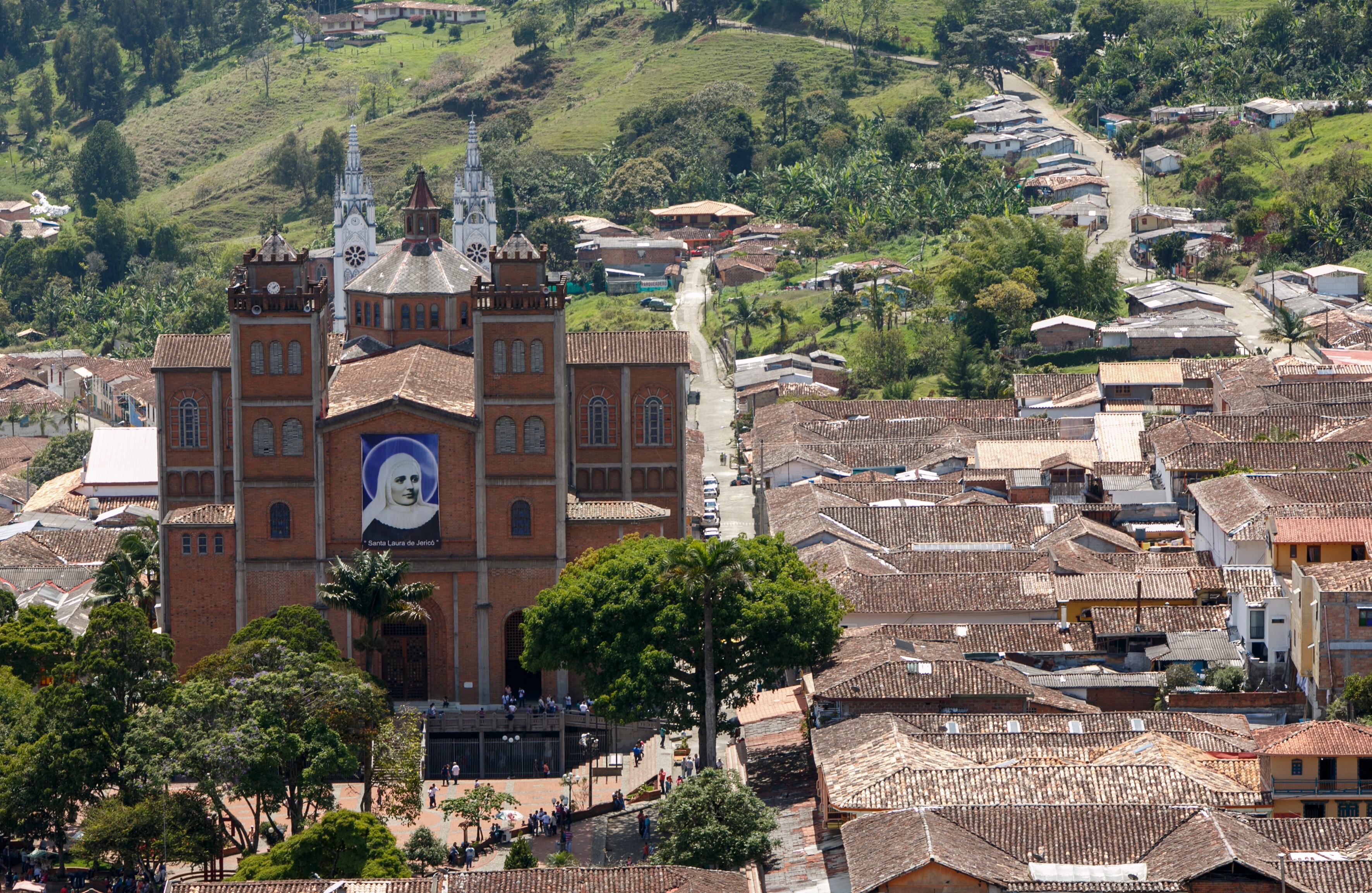 Jericó, Antioquia. El pueblo de la madre Laura, la primera santa colombiana, canonizada en 2013, se ha convertido en un reconocido destino religioso. Cuenta con 27 templos y con un centro urbano de construcciones antiguas muy bien conservadas. Foto: David Estrada Larrañeta.