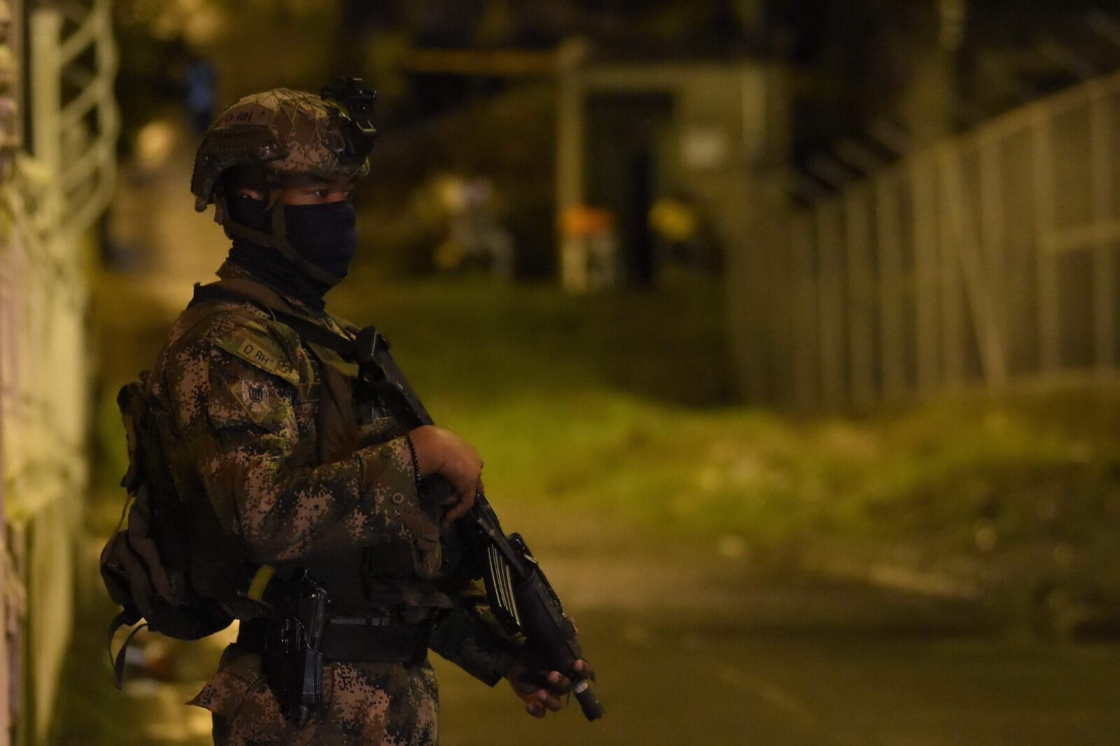 Patrullajes de Control Gaula y Ejército en las comunas de Buenaventura y Velorio de Niña Asesinada por bala pérdida en cruce de disparos de estas bandas criminales que se disputan el territorio.