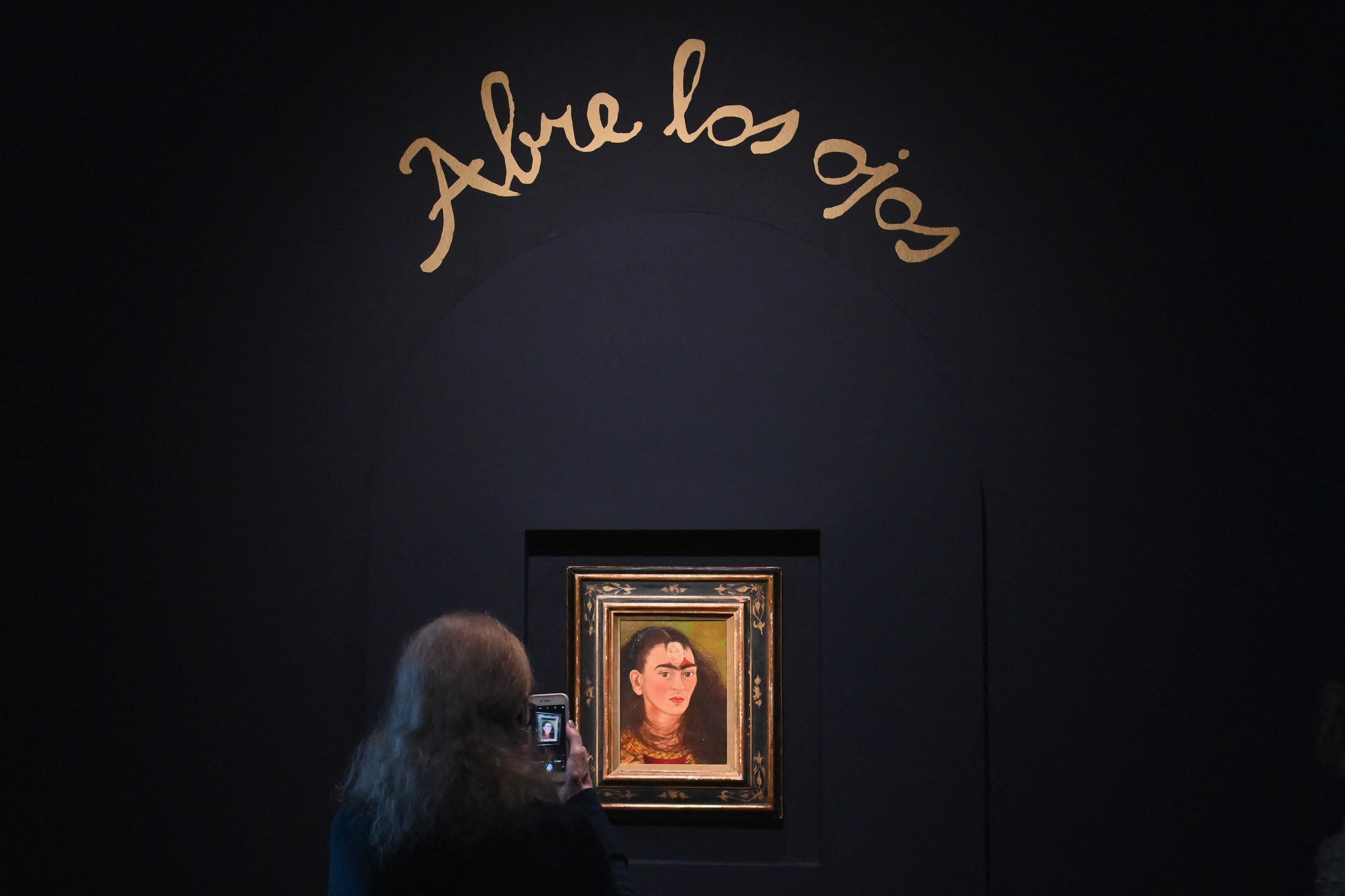 Frida Kahlo, "Diego y yo" en subasta en Sotheby's en NY. Foto by ANGELA WEISS / AFP