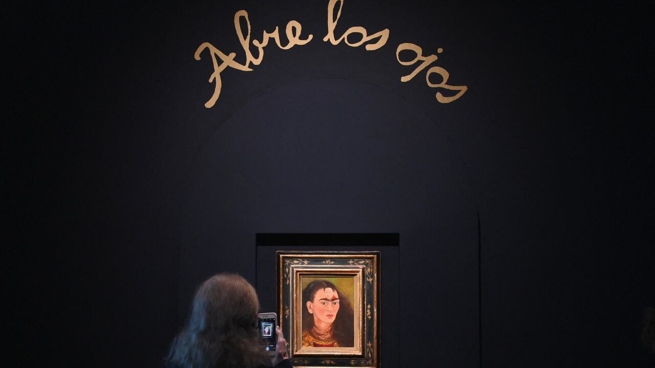 Frida Kahlo, "Diego y yo" en subasta en Sotheby's en NY. Foto by ANGELA WEISS / AFP