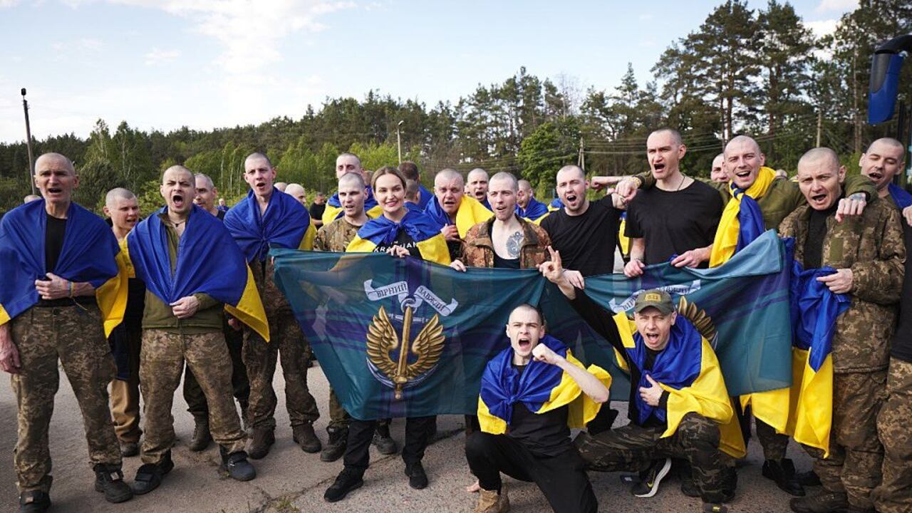 KYIV, UKRAINE - MAY 23: (----EDITORIAL USE ONLY - MANDATORY CREDIT - 'MILITARY ADMINISTRATION OF KYIV CITY / HANDOUT' - NO MARKETING NO ADVERTISING CAMPAIGNS - DISTRIBUTED AS A SERVICE TO CLIENTS----) 270 Ukrainian military personnel and 120 civilians are returned to Ukraine after the Russian Defense Ministry announced on Friday that Moscow and Kyiv had exchanged 270 servicemen and 120 civilians each in the first round of a large-scale swap, carried out under the terms of an agreement reached in Istanbul last week in Kyiv, Ukraine on May 23, 2025. (Photo by Military Administration of Kyiv City/Anadolu via Getty Images)