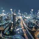 La ciudad inteligente y el punto de conexión conectan el sistema de telecomunicaciones moderno, concepto de tecnología de conexión ilimitada.Tono azul