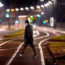 Una persona con mascarilla antiCOVID camina cerca de rieles en Fráncfort, Alemania, el 26 de diciembre del 2021. (AP foto/Michael Probst)