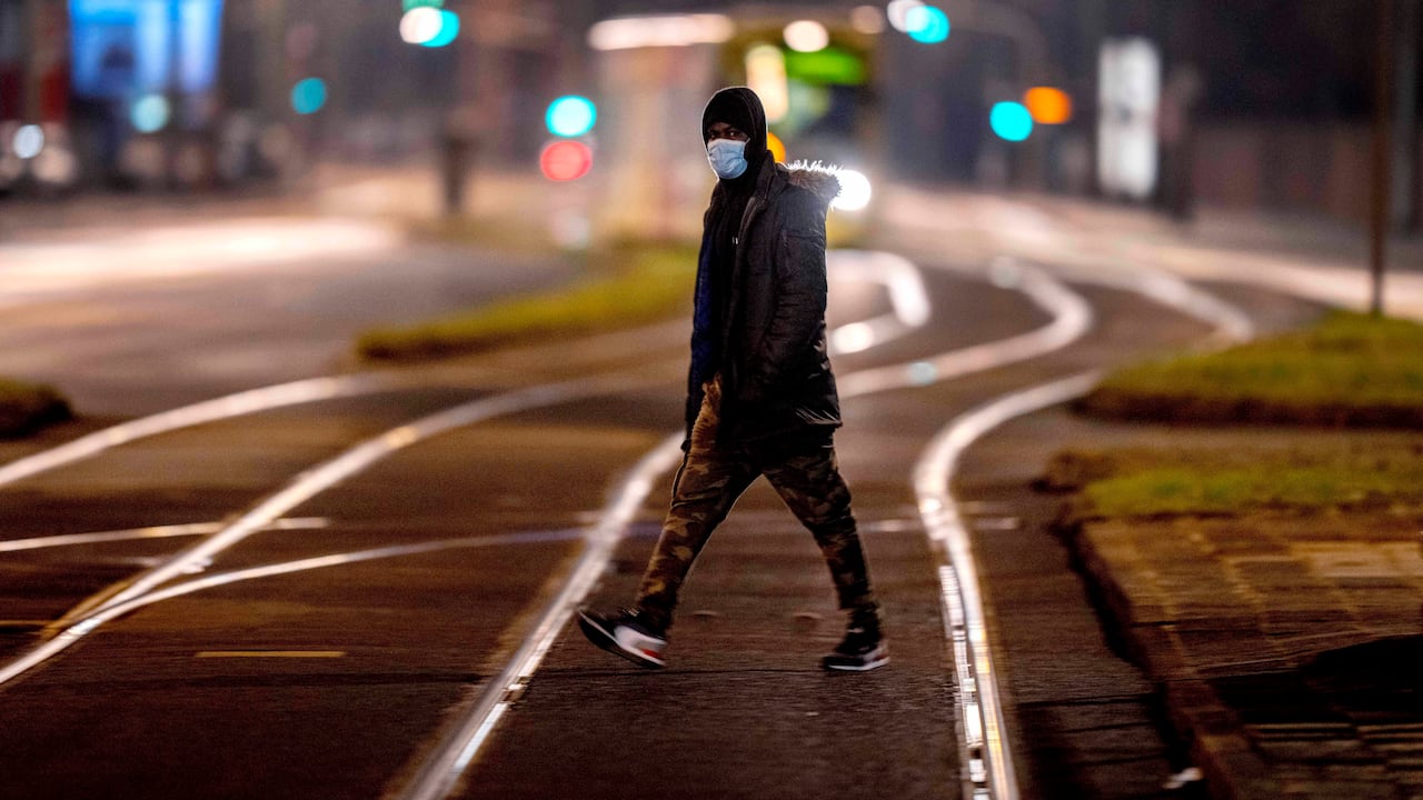 Los hospitales, los aeropuertos y los sistemas de transporte son algunas de las áreas afectadas por el covid-19 (AP foto/Michael Probst).