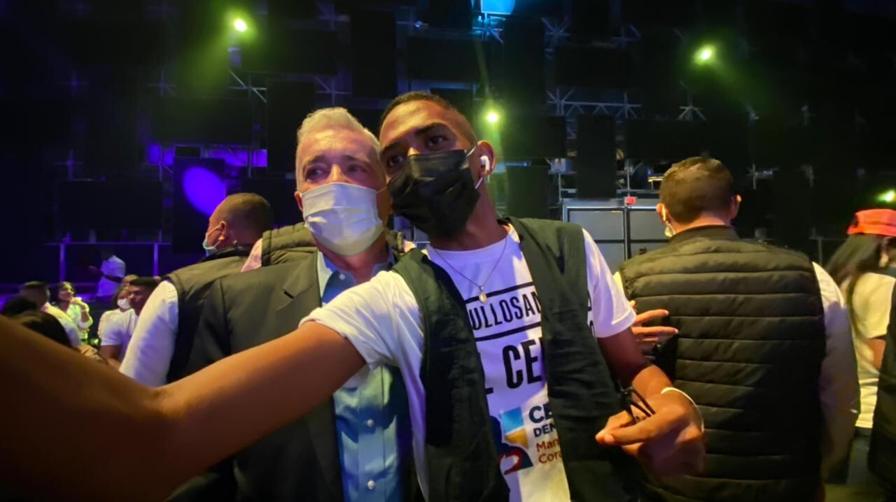 Expresidente Álvaro Uribe enloqueció a los jóvenes en Medellín y hasta les parafraseó a Vicente Fernández