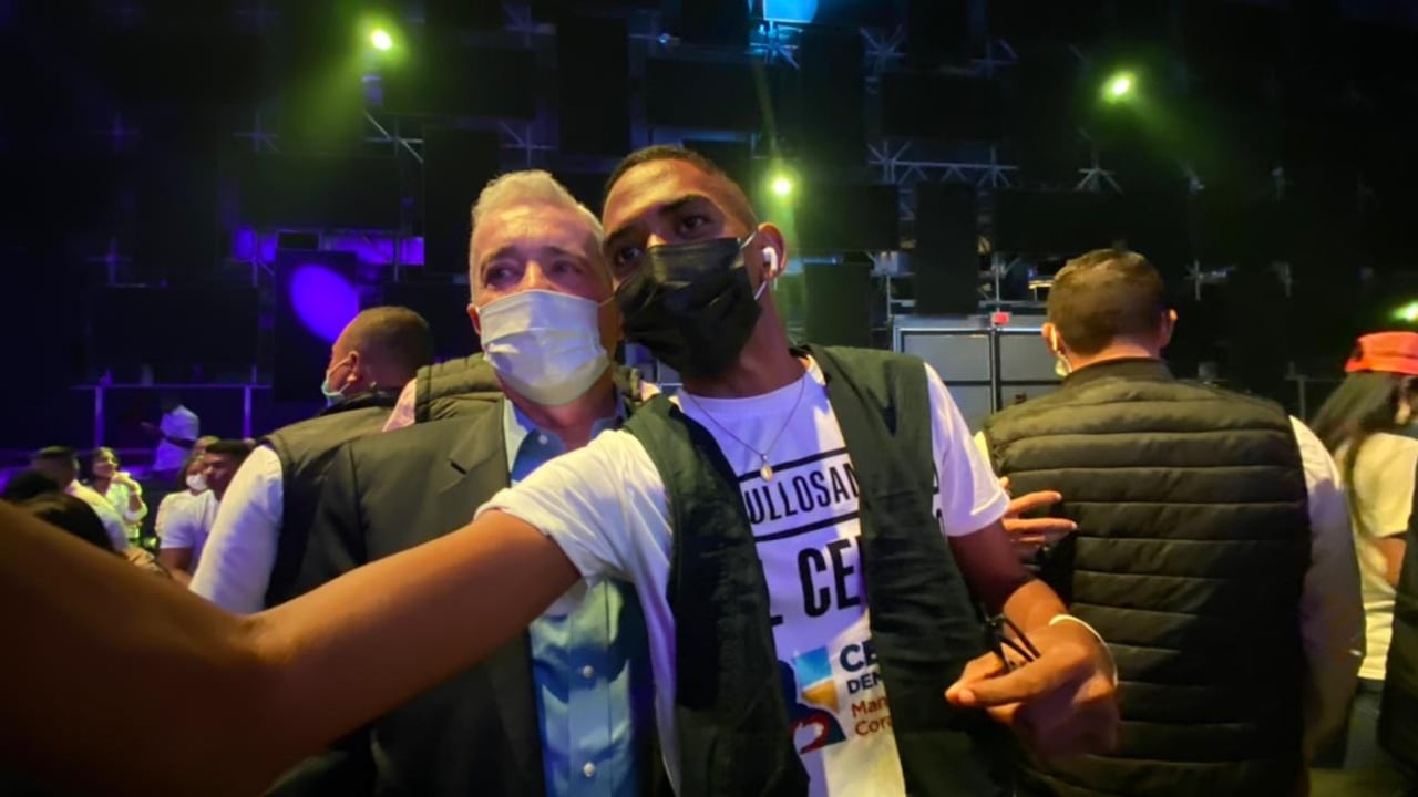 Expresidente Álvaro Uribe enloqueció a los jóvenes en Medellín y hasta les parafraseó a Vicente Fernández