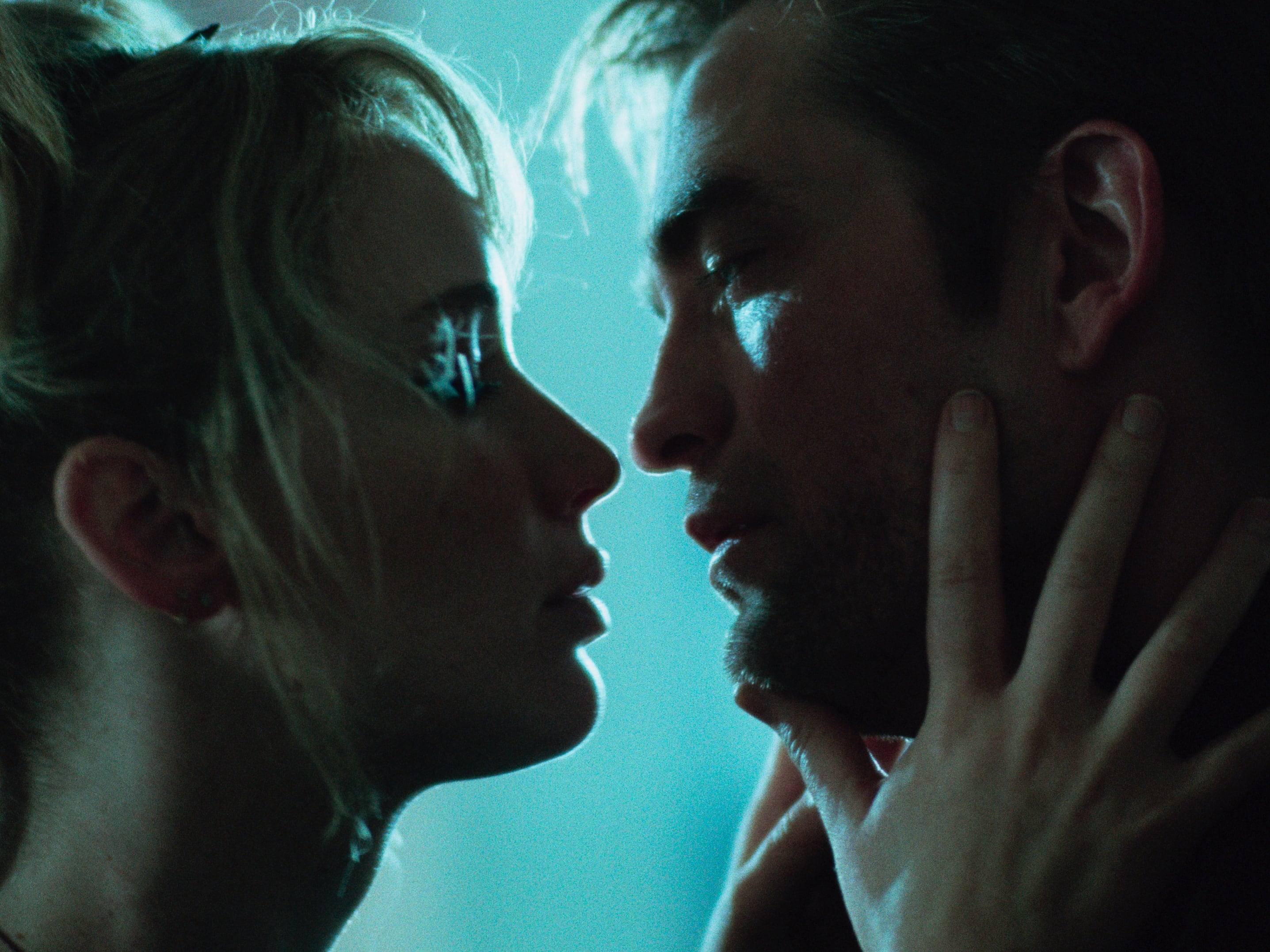 Jennifer Lawrence es Grace y Robert Pattinson es su esposo Jackson, en 'Die My Love' ( 2025), película de Lynne Ramsay.