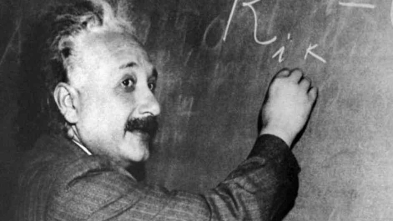 Einstein ganó el Premio Nobel de Física por su teoría del efecto fotoeléctrico.