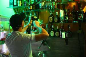 Más de más de 40 botellas de licor fueron incautadas.