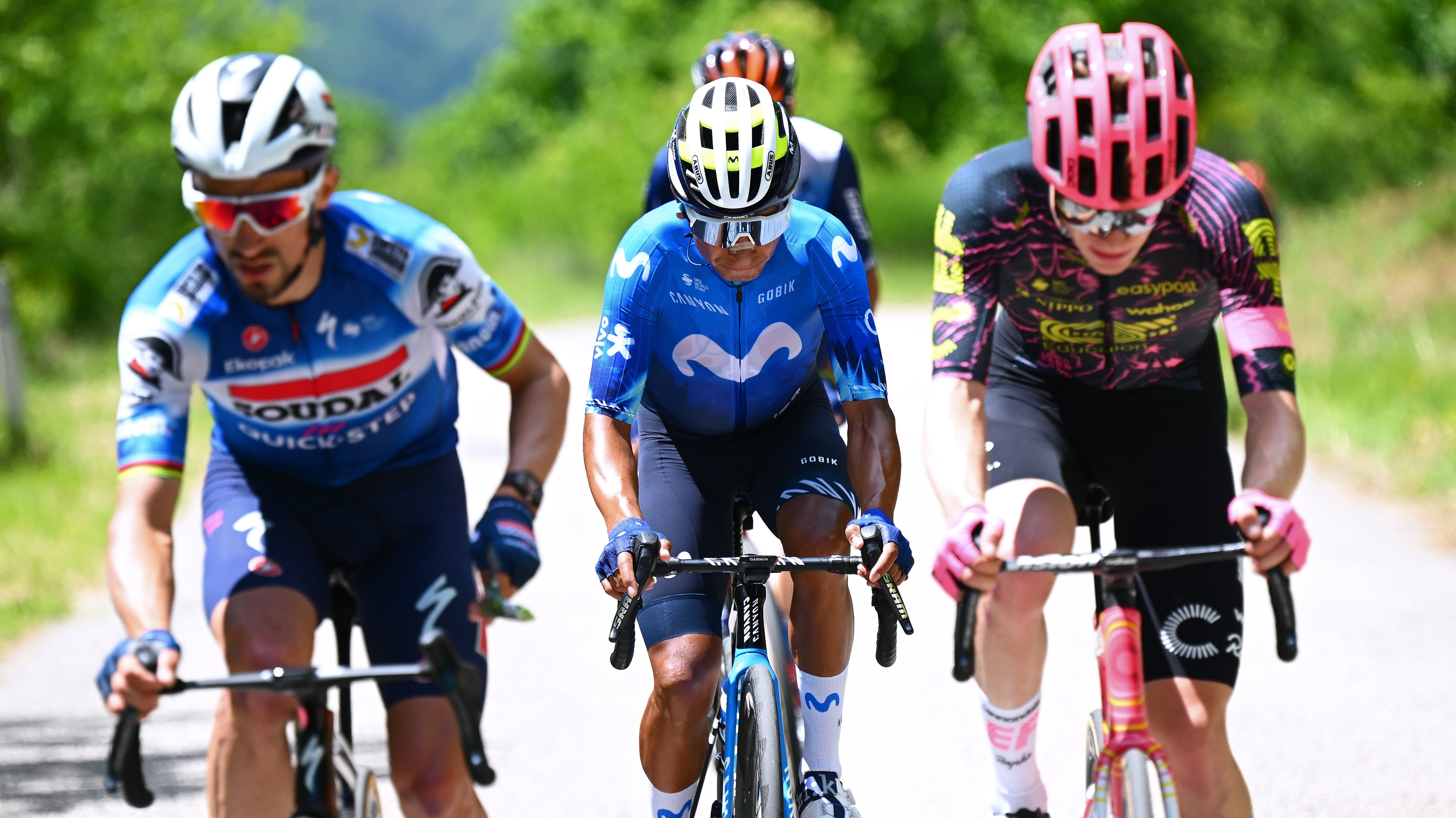 Nairo Quintana (centro) compitiendo en el Giro de Italia 2024.