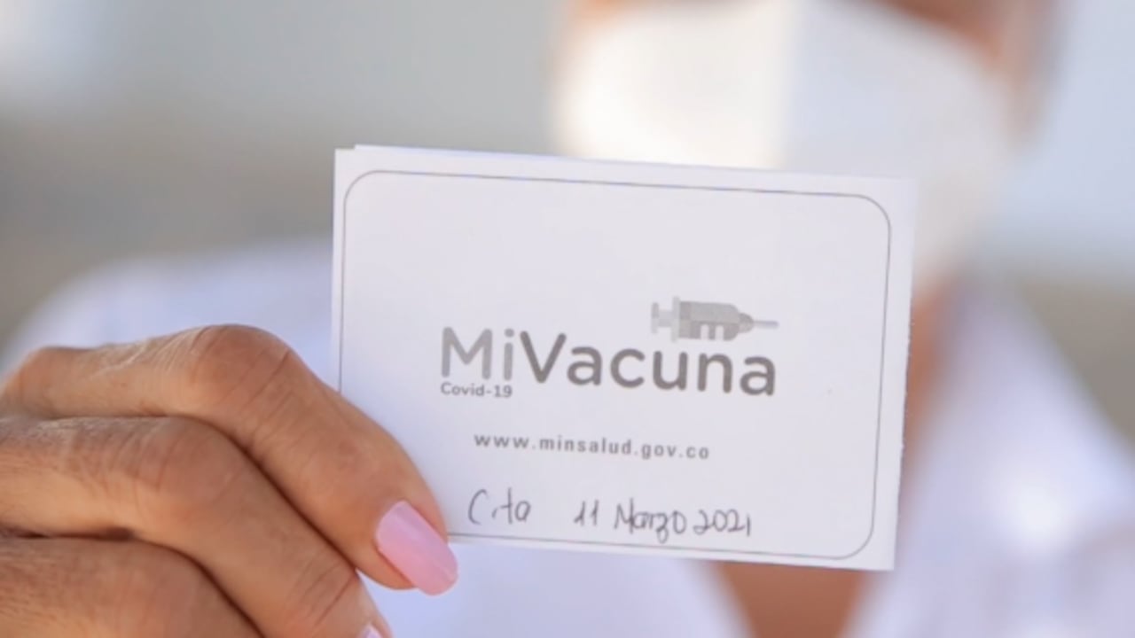 Mediante Decreto 1615 de 2021, el Gobierno nacional expidió algunas normas que regula la ecigencia del carné de vacunación.