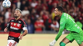 Aldair Quintana (der.) y un grave error que sentenció definitivamente a IDV en la Copa Libertadores.