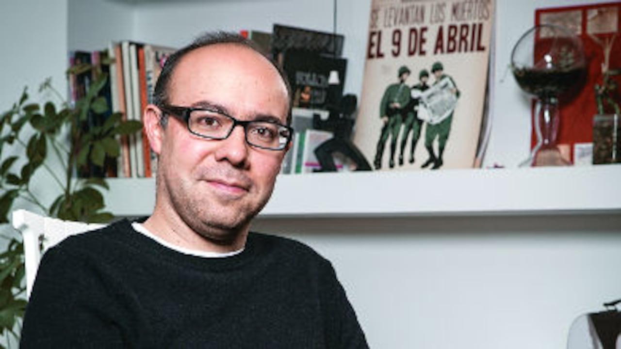 Silva nació en 1975, en Bogotá.