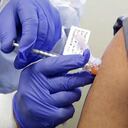 El Ministerio de Salud de Colombia indicó que los trabajadores de la salud, personas mayores de 70 años y personas con comorbilidades, serían las primeras poblaciones en recibir la vacuna contra la covid-19 una vez la tenga el país.