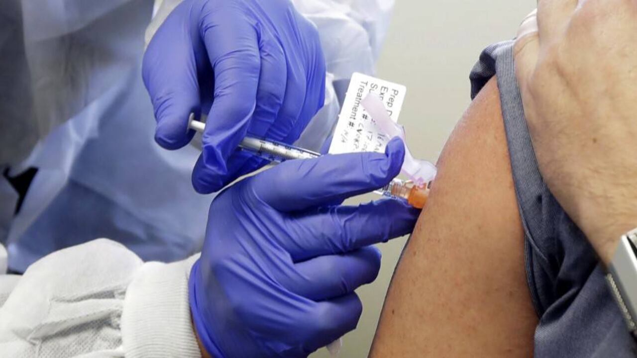 El Ministerio de Salud de Colombia indicó que los trabajadores de la salud, personas mayores de 70 años y personas con comorbilidades, serían las primeras poblaciones en recibir la vacuna contra la covid-19 una vez la tenga el país.