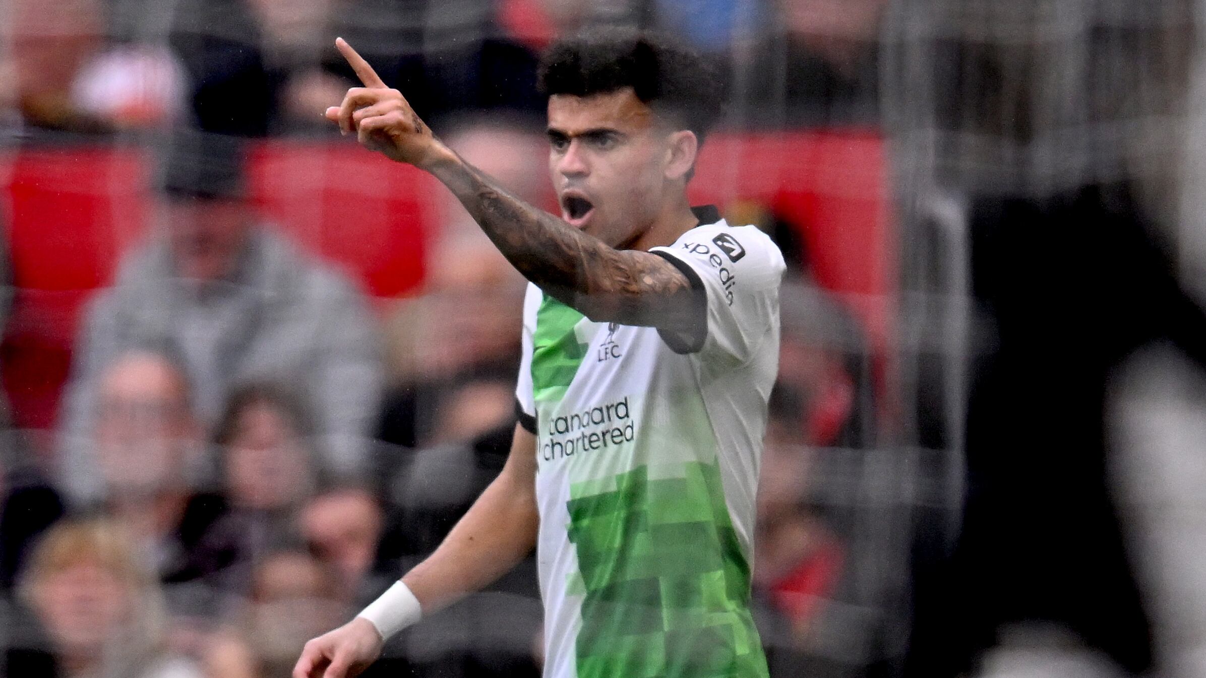 Luis Díaz se reportó con gol en la cancha del Manchester United.