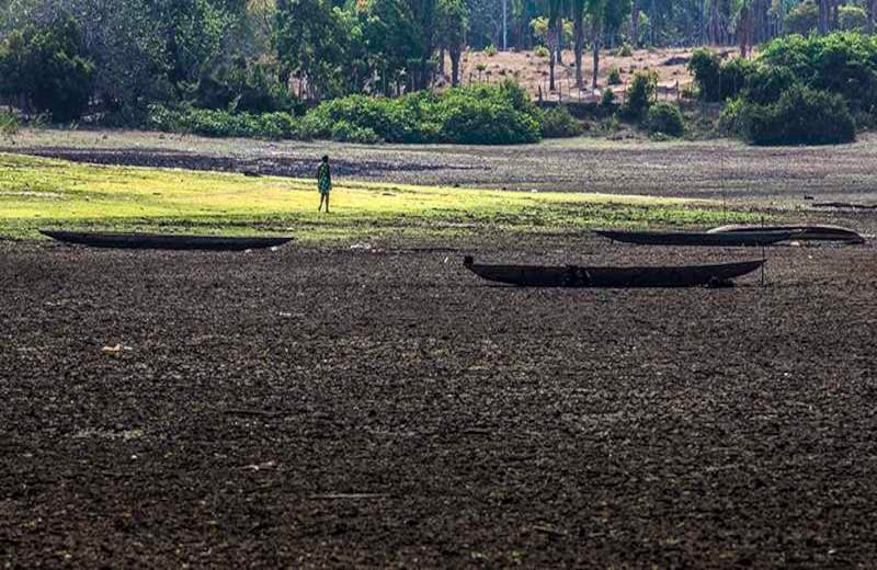 Canoas abandonadas de pie en la orilla de un pantano que se secó en La Mojana , una región conocida por sus humedales, en San Marcos , departamento de Sucre. / AFP