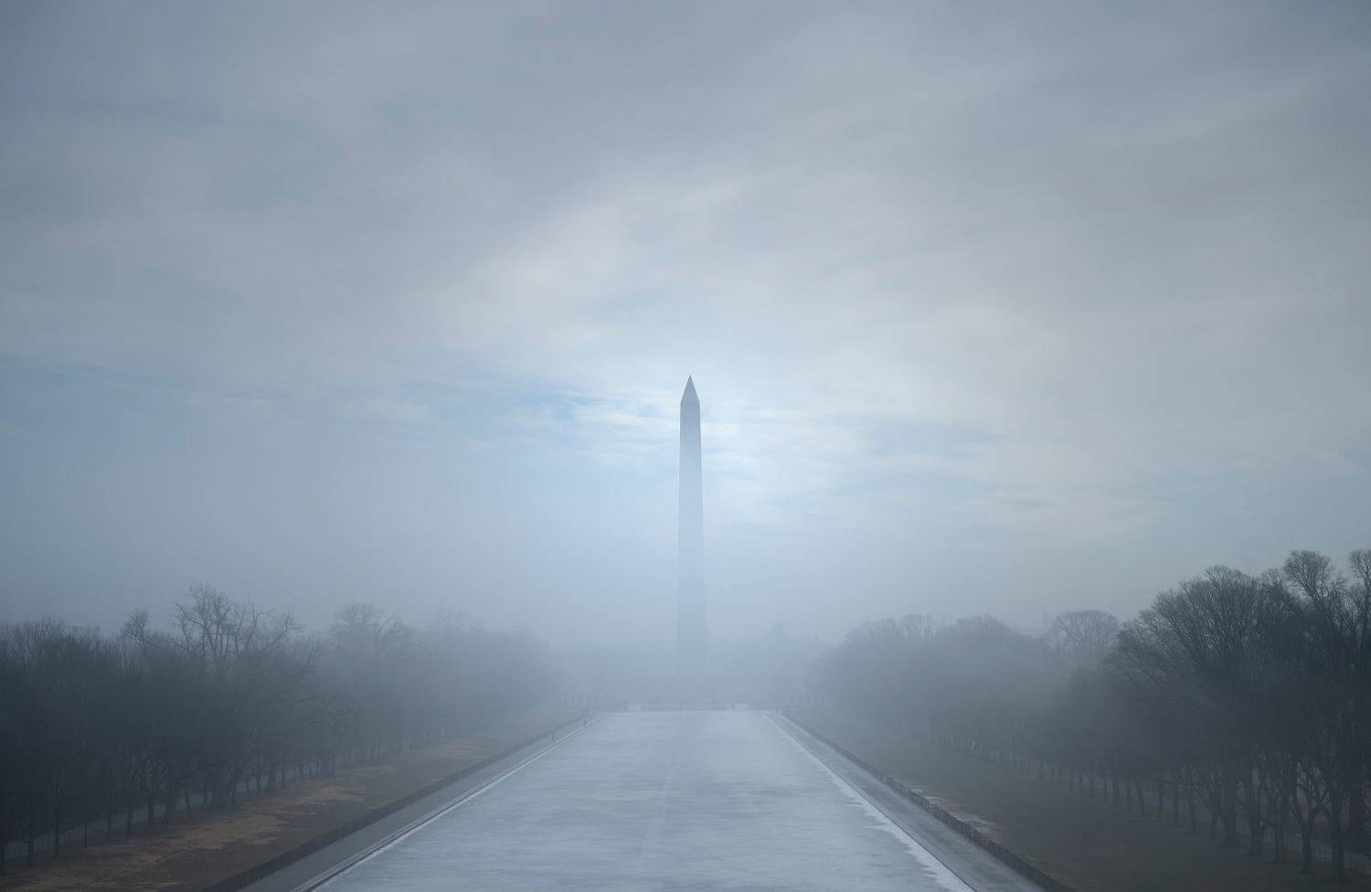 El Monumento a Washington se ve en la niebla desde el Lincoln Memorial en el National Mall a medida que las temperaturas se calientan el 9 de enero de 2018 en Washington, DC. / AFP PHOTO / Brendan Smialowski.