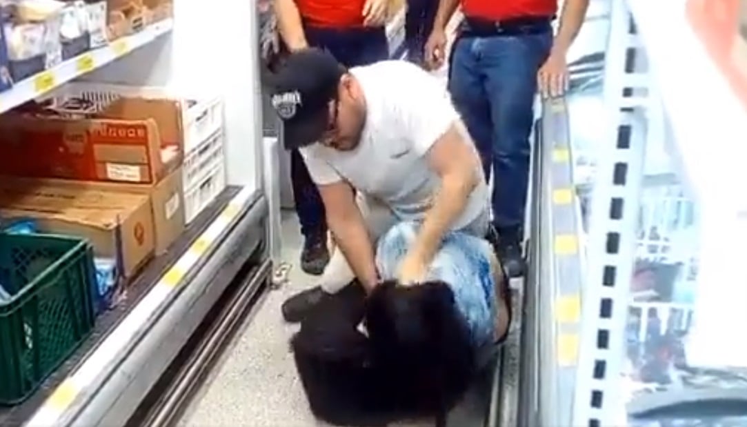 El hombre tiró a la presunta ladrona al suelo.
