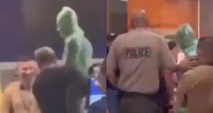 Hombre envuelto en plástico en aeropuerto de Miami