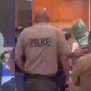 Hombre envuelto en plástico en aeropuerto de Miami