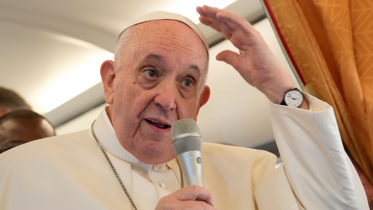 “Las parejas en segunda unión ya no están condenadas al infierno”: Papa Francisco. (Foto AP / Gregorio Borgia, Piscina)