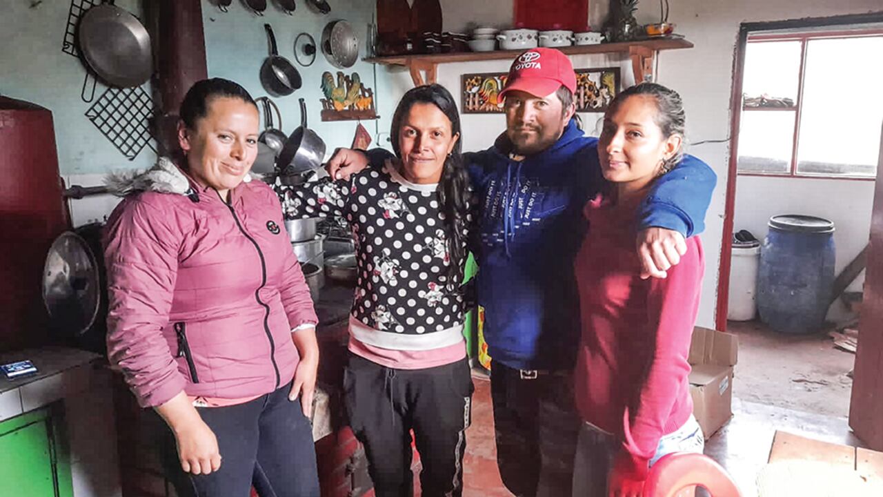 El primer ciclo de evacuaciones cobija a 2.500 familias campesinas de Caldas, Risaralda y Tolima, que se niegan a dejar sus parcelas.