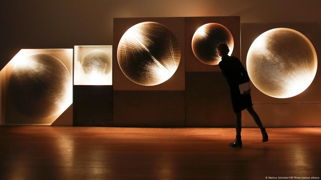 Una visitante observa 'Visiones Cósmicas' de Uecker en Berlín, 2015.