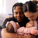 Amie Lynn y Jamie Lynn Finley, junto a sus padres. la cirugía para separarlas fue un éxito.