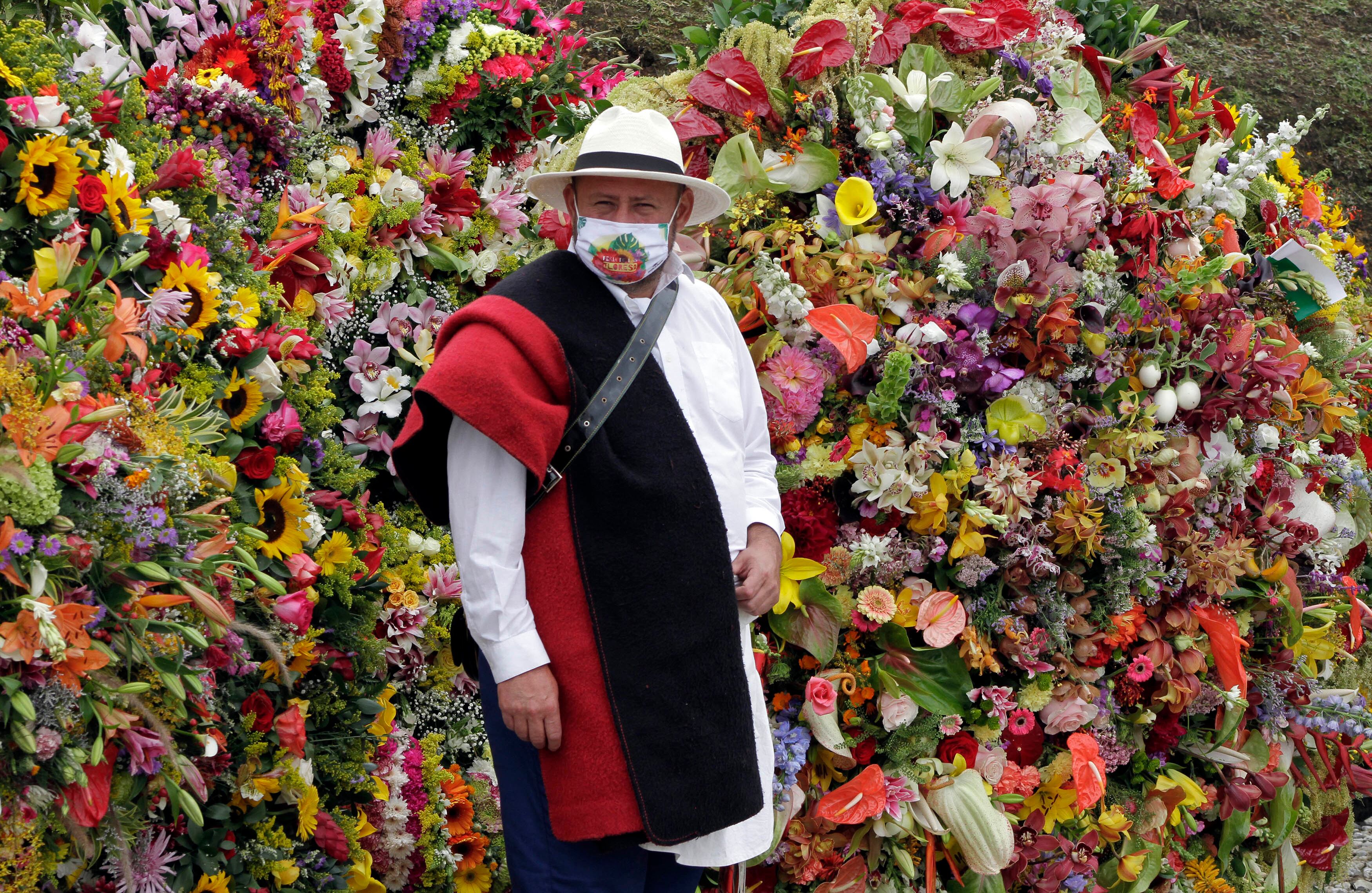 Marcos Alberto Ossa, director de Asocolflores Antioquia, explica que el regreso del desfile de silleteros demuestra que en Medellín existe una apuesta de ciudad que busca celebrar la vida. “Una feria de más de 60 años es significativa para la ciudad y sus habitantes, es una manera de oxigenar y regresarle la confianza a los antioqueños”. Para esta edición el sector floricultor, representado por Asocolflores, donó 300 millones de pesos en 500.000 flores que utilizarán los artesanos en el desfile. Foto: Cortesía Fredy Builes/ Getty Images.