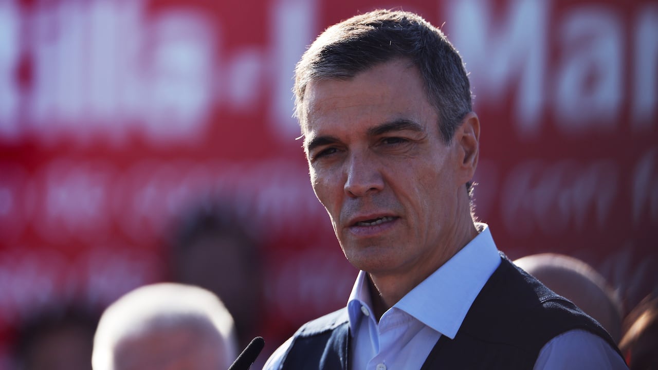 LOS YEBENES, SPAIN - OCTOBER 28: Pedro Sanchez, the Prime Minister of Spain speaks to the media, near the scene of a train crash on October 28, 2026 near Los Yébenes, Toledo, Spain. At least 64 people are reported to have been killed after a high-speed Renfe train hit an Iryo train near the kilometer marker 118, between the towns of Mora and Orgaz and Urda, in Toledo province. (Photo by Florencia Tan Jun/Getty Images)