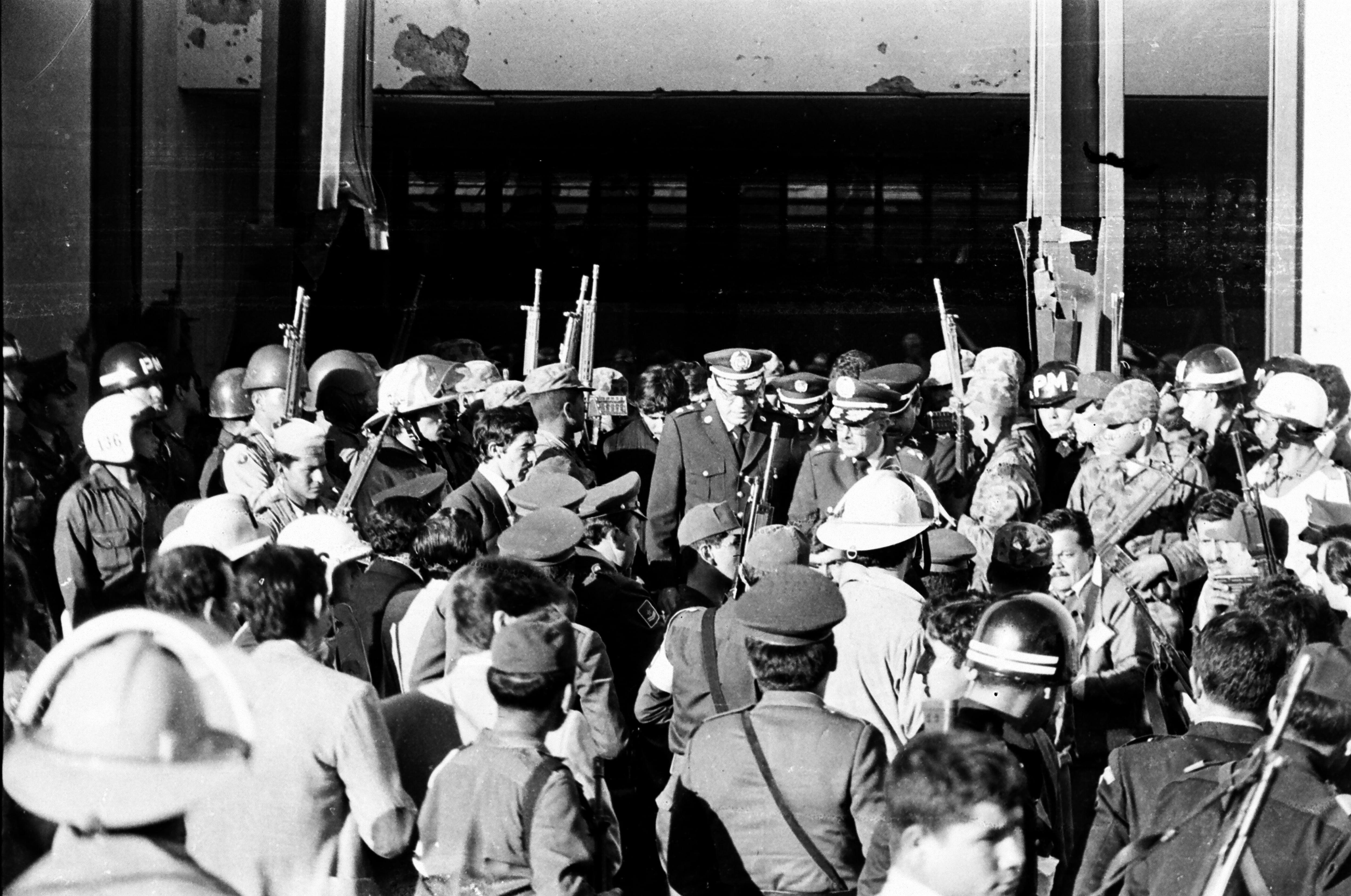 Toma del Palacio de Justicia, 6 y 7 de noviembre de 1985. El periodista y fotógrafo Rafael González reveló en 2025 un centenar de fotos que tomó durante los dos en que la justicia de Colombia ardió.