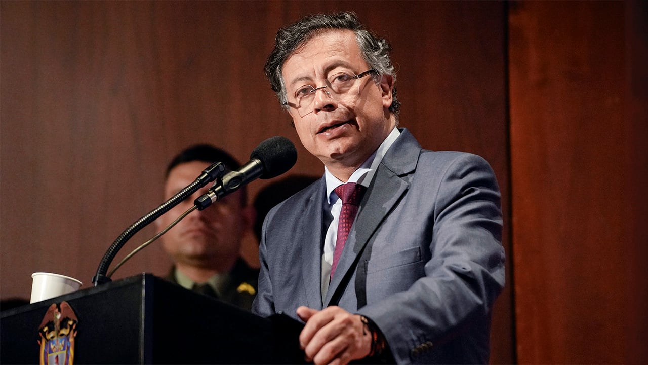 El expresidente Gustavo Petro le propuso a Eva Ferrer que buscara el patrocinio de Ecopetrol y el Banco Agrario para imprimir un libro.