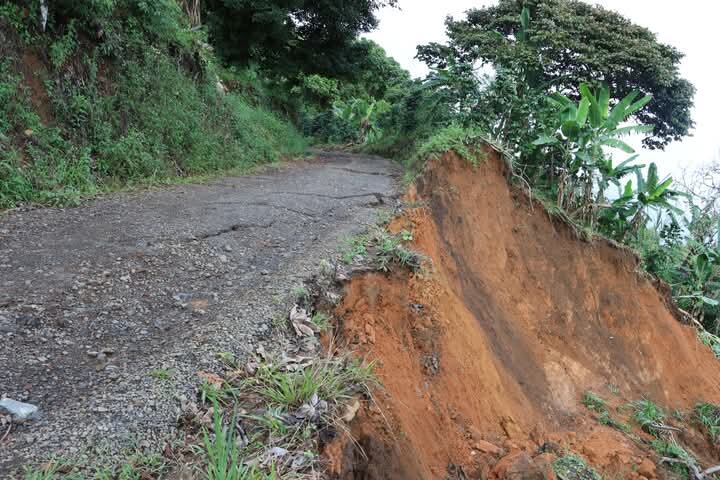 De acuerdo con las comunidades campesinas, varias veredas del municipio de Balboa permanecen incomunicadas tras presentarse deslizamientos en  las vías de acceso.