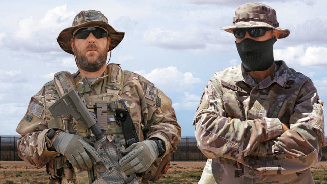 Dos milicianos con el clásico traje de cacería que se utiliza en la frontera sur de Estados Unidos.