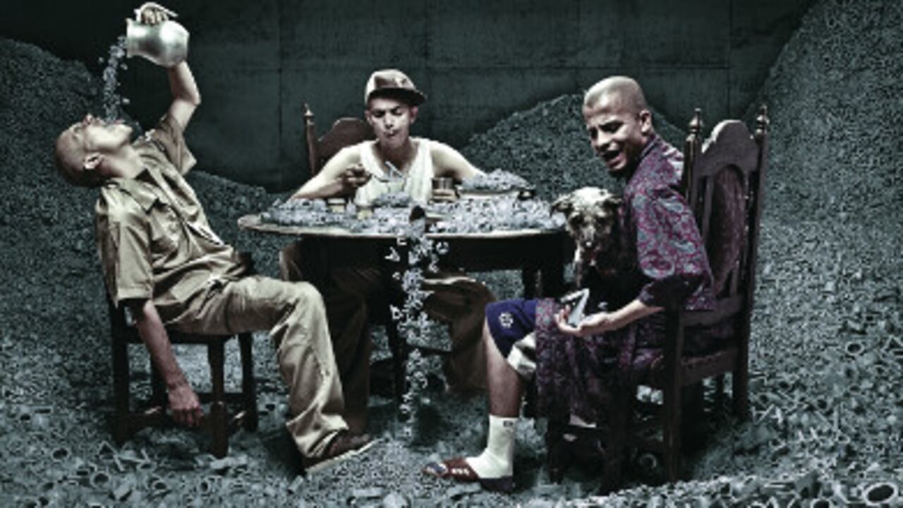 En vez de quejarse de las situaciones difíciles que han vivido y visto en el barrio Aranjuez, Alcolirykoz se ríe de ellas con versos pulidos e ingeniosos. Foto: Julián Gaviria