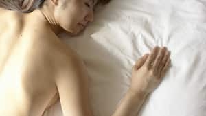 Los beneficios de dormir sin ropa interior para las mujeres.