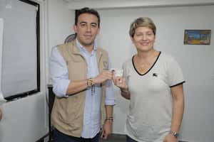 Durante el trámite, la primera da Verónica Alcocer estuvo acompañada del registrador Alexander Vega.