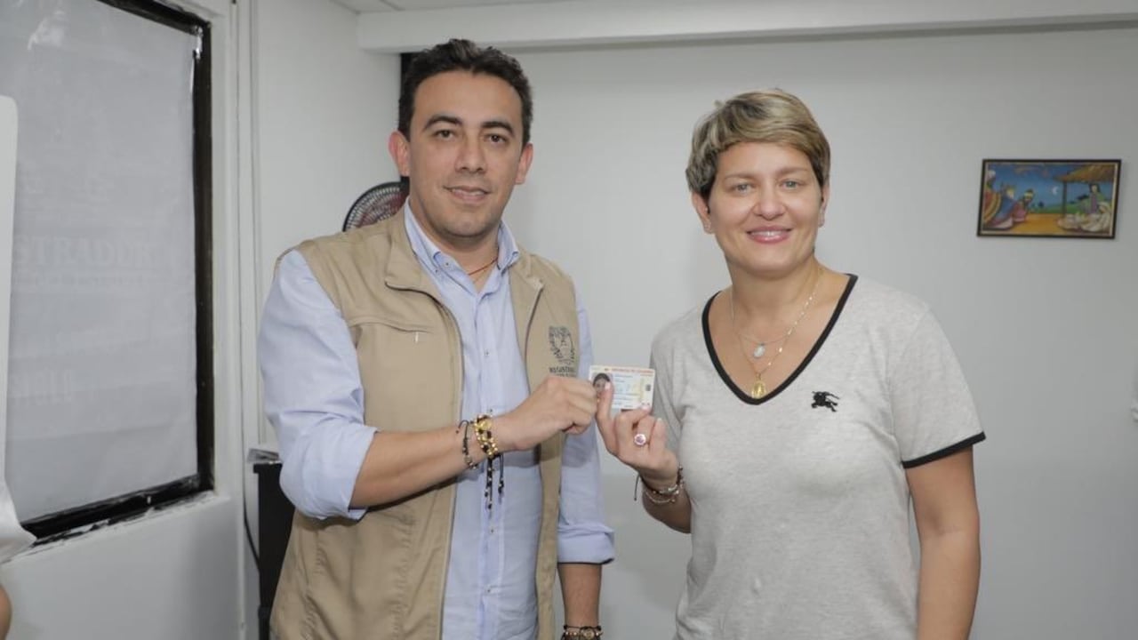 Durante el trámite, la primera da Verónica Alcocer estuvo acompañada del registrador Alexander Vega.