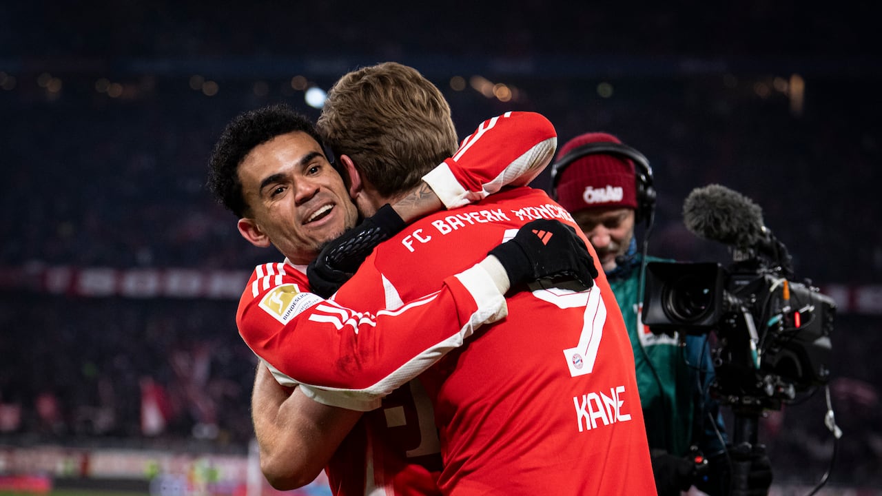 Luis Díaz recibe un abrazo de Harry Kane en el partido contra Wolfsburgo.