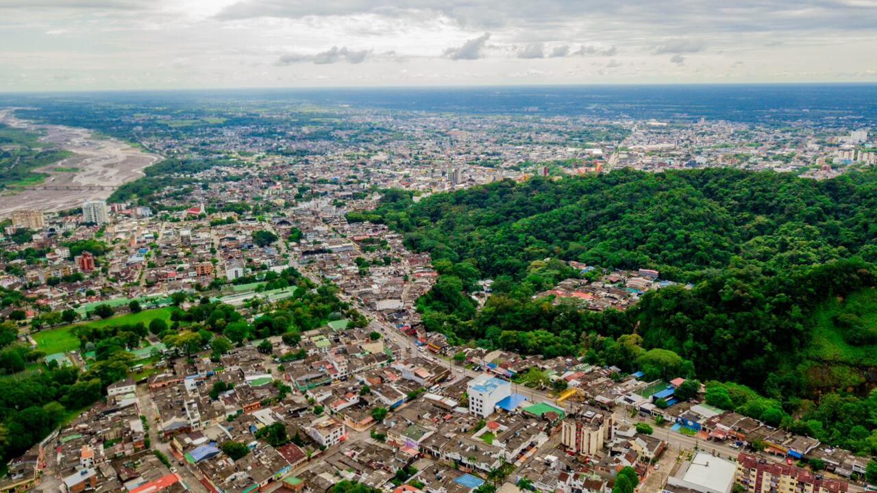 Villavicencio se destaca por su dinamismo económico, siendo un importante punto comercial y de servicios en la región.