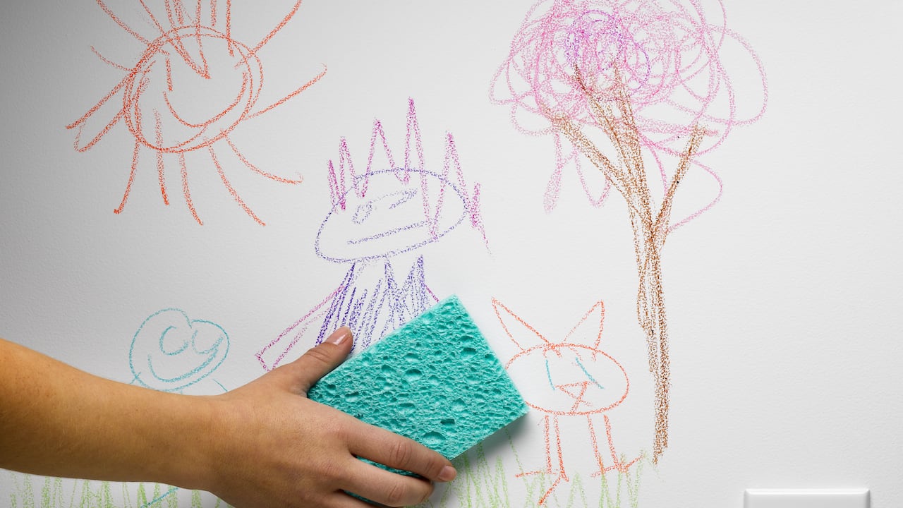 El vinagre blanco es un aliado para limpiar y bloquear las paredes. (Imagen de referencia).