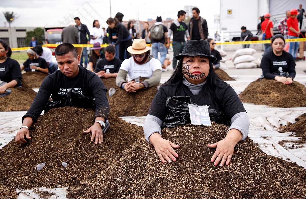 Víctimas de familiares de desaparecidos sembraron sus cuerpos para conmemorar el Día Internacional de las Víctimas de Desaparición Forzada. Foto: León Darío Peláez / SEMANA 