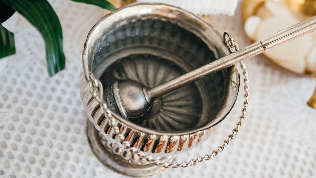 Oraciones para bendecir una casa con agua bendita.