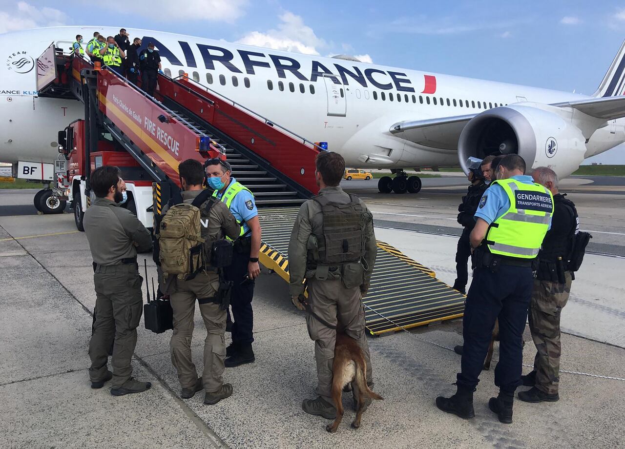 Evacúan a pasajeros de un vuelo de Air France por presunto explosivo a bordo