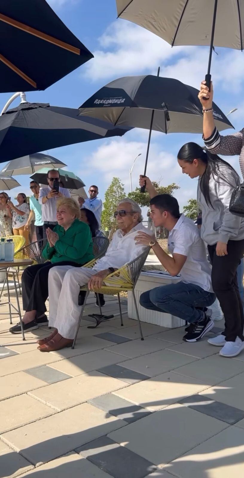 Padres de Shakira viendo escultura de su hija en Barranquilla