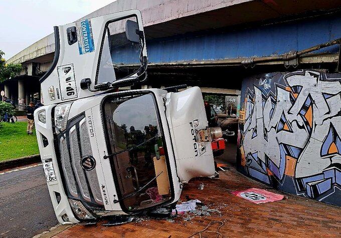 Entre la Policía, la Secretaría de Movilidad y los Bomberos de Bogotá realizaron las respectivas maniobras de regulación.