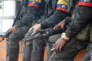 Miembros de la guerrilla de las FARC-EP sostienen armas de fuego durante el anuncio del Estado Mayor Central (EMC) de las FARC de iniciar conversaciones de paz con el gobierno colombiano durante una asamblea en San Vicente del Caguán, Colombia, el 16 de abril de 2023. (Foto de: Sebastian Marmolejo/ Long Visual Press/Universal Images Group vía Getty Images)