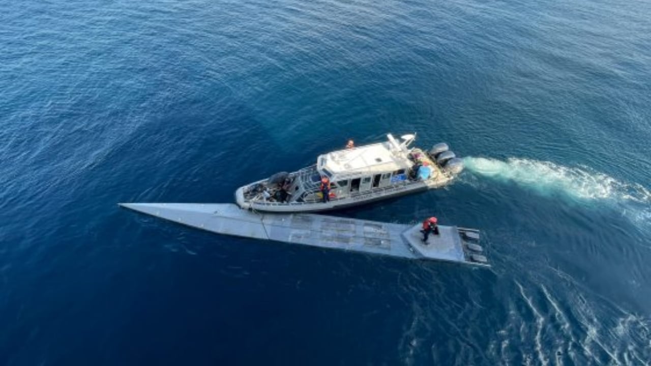 Armada detuvo semisumergible con millonaria carga de cocaína y en el que viajaban dos personas muertas